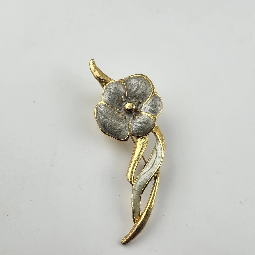 Vintage Gold Tone And Enamel Flower Brooch